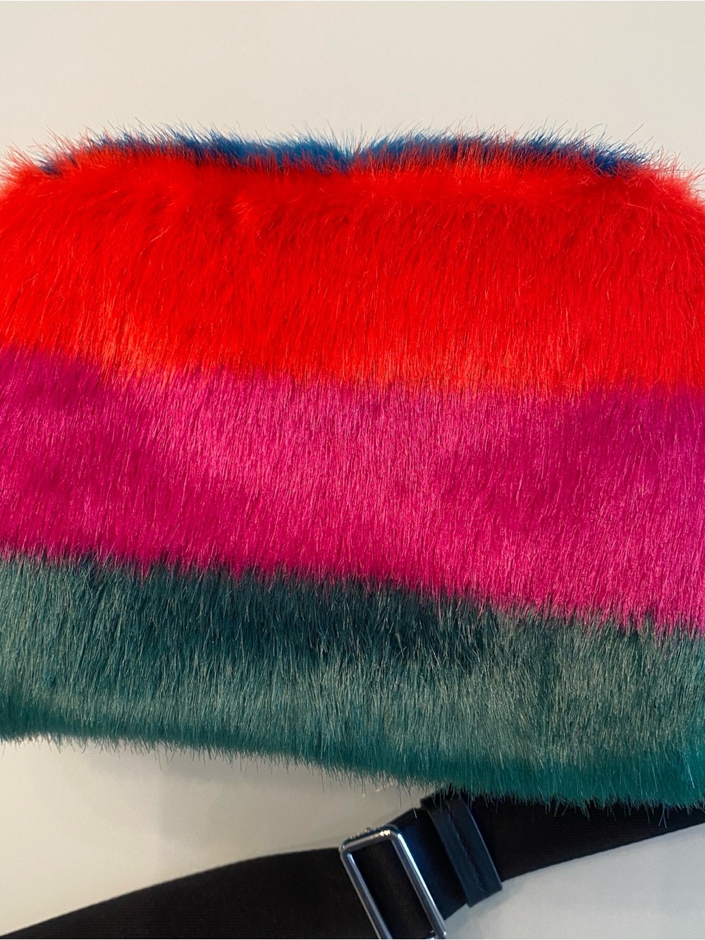 Kate Spade Colorblock Rainbow Faux Fur Camera Bag Crossbody EUC - Picture 5 of 6